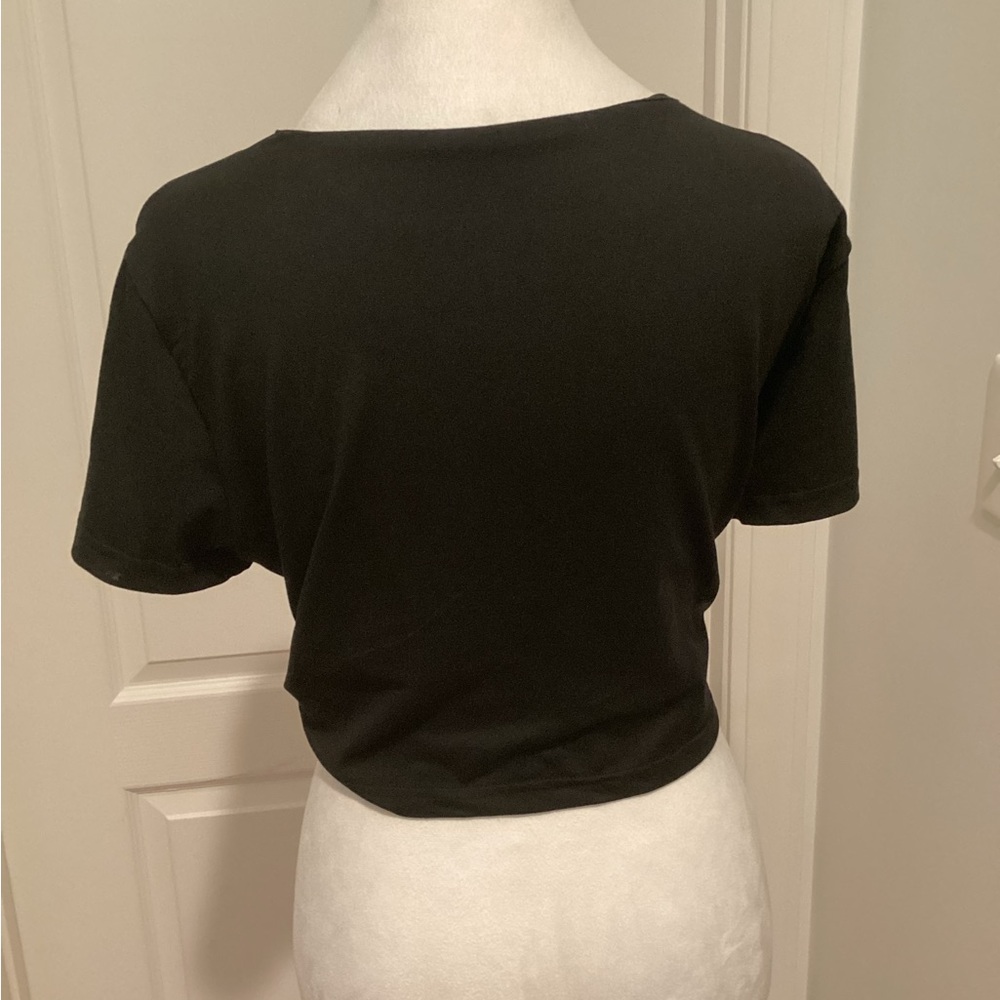 Elegant Black Twist-Front Crop Top - Picture 3 of 3